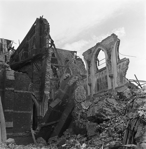 4-1441 Door oorlog verwoeste neo-gotische rooms-katholieke kerk