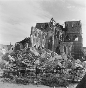 4-1443 Door oorlog verwoeste neo-gotische rooms-katholieke kerk