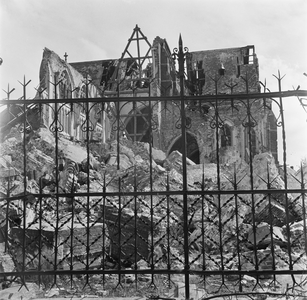 4-1444 Door oorlog verwoeste neo-gotische rooms-katholieke kerk