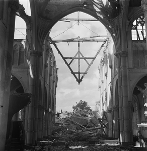 4-1445 Door oorlog verwoeste neo-gotische rooms-katholieke kerk