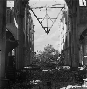 4-1446 Door oorlog verwoeste neo-gotische rooms-katholieke kerk