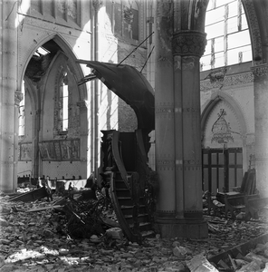 4-1449 Door oorlog verwoeste neo-gotische rooms-katholieke kerk