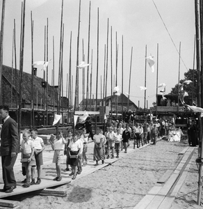 5000032_02 Eerste steenlegging katholieke kerk door pastoor Veldman