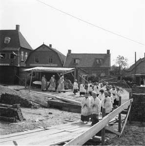 5000032_06 Eerste steenlegging katholieke kerk door pastoor Veldman