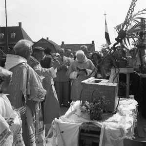 5000032_11 Eerste steenlegging katholieke kerk door pastoor Veldman