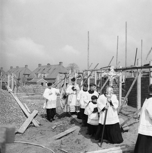 5000046_12 Eerste steenlegging katholieke kerk Sint Martinus door pastoor Zegers