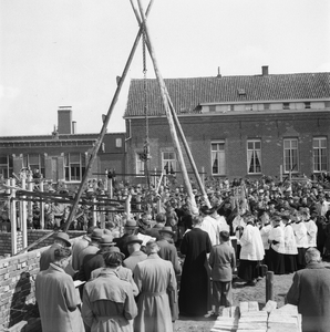 5000046_14 Eerste steenlegging katholieke kerk Sint Martinus door pastoor Zegers