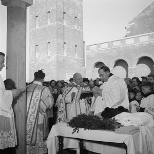 5000051_05 Wijding van de klokken van de Sint Martinuskerk door deken van de Bommelerwaard Wehmeyer