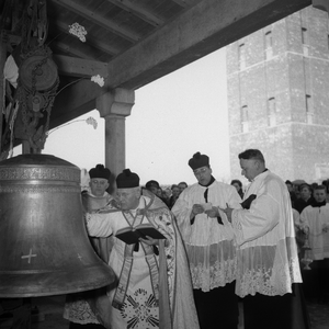 5000051_09 Wijding van de klokken van de Sint Martinuskerk door deken van de Bommelerwaard Wehmeyer