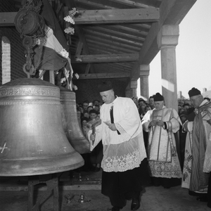 5000051_15 Wijding van de klokken van de Sint Martinuskerk door deken van de Bommelerwaard Wehmeyer