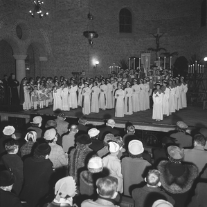 5000075_26 Plaatsing Mariabeeld en uitvoering Mariaspel in de katholieke kerk