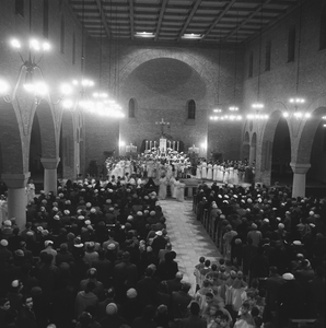 5000075_27 Plaatsing Mariabeeld en uitvoering Mariaspel in de katholieke kerk