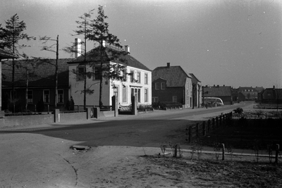 4-1648 Straatgezicht richting Kerstraat. Links de kleidingzaak van Ivens, halverwege staat een bus van touringcarbedrijf Kras