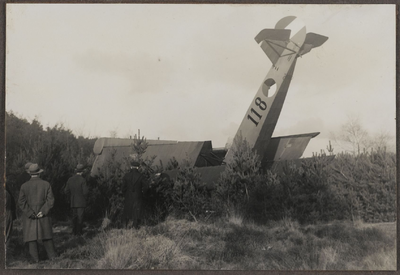 01_014_R_04 Verongelukt lesvliegtuig, een Fokker S.4 met registratienummer 118, waarin Peter van Driel uit Aalst ...