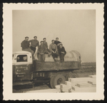 14_057 Arbeiders steenfabriek De Rietschoof, op de vrachtwagen het opschrift J. van Engelen Expeditie uit Kerkdriel 