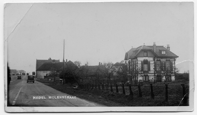 10-10098 Villa, met auto's naar schipbrug