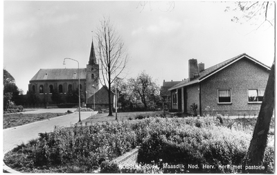 19-10141 Zicht op de hervormde kerk met pastorie