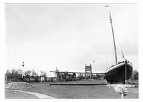 11-10084 Vissersboot op het terrein van Milleucentrum De Grote Rivieren