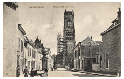 22-10765 Straatgezicht, met stadspomp op de voorgrond, richting Sint Maartenskerk. Kerktoren tijdens restauratie.