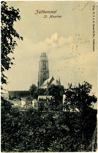 22-10792 Zicht op de Sint Maartenskerk en stadsmuur vanaf de stadswallen