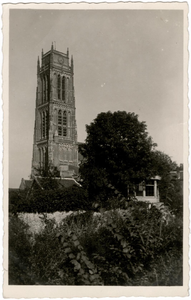 22-10812 Zicht op de Sint Maartenskerk met stadsmuur en theekoepel