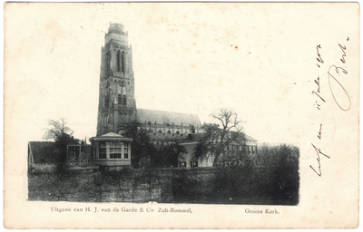 22-11137 Zicht op de Sint Maartenskerk, met op de voorgrond de stadsmuur met theekoepel en het gecombineerd weeshuis ...