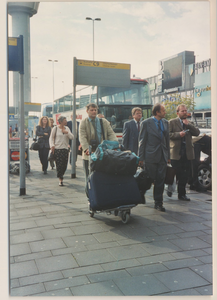 0360-128 Hongaars bezoek aan de gemeente Kesteren in 1999. Aankomst op vliegveld Schiphol