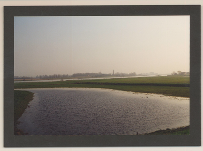 0360-198 Ondergelopen weiland aan de Rijnbandijk bij Kesteren.
