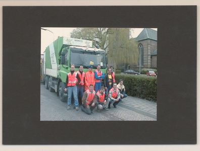0360-218 Muziekvereniging Kunst en Vriendschap in Opheusden haalt met de AVRI oud papier op