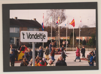0360-238 Speelplaats 't Vondeltje in Kesteren geopend in januari 2000 Joost van den Vondelstraat