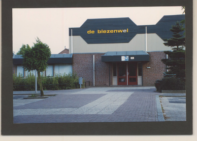 0360-262 Zicht op de ingang van de Sporthal De Biezenwei te Opheusden