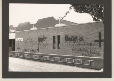 0360-263 Grafitie op de muur van de sporthal De Biezenwei te Opheusden