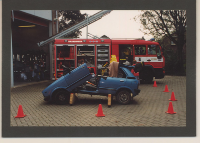 0360-271 Gemeentedag te Opheusden september 1998. Demonstratie hulpverlening van de Brandweer bij een auto ongeluk