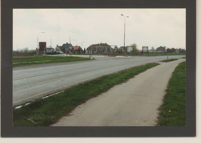 0360-302 Straten. De Tielsestraat in Kesteren bij de spoorwegovergang naar Broekdijk