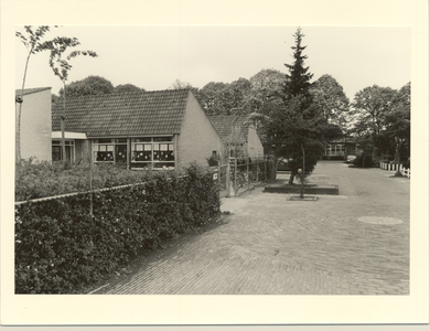 0360-73 Eben Haëzerschool (kleuterschoolgedeelte , het bovenbouwgedeelte bevind zich aan de overkant in de Lindelaan) ...