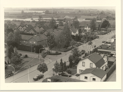 0360-78 Zicht op de Hamsestraat te Opheusden, met rechts onder Damcon BV, boomkwekerijmachines
