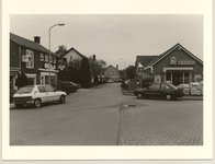 0360-96 Zicht op de Kerkstraat, met links juwelier Gelderman en rechts de Garant Markt, deze is inmiddels opgeheven