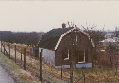 0362-1004 Boerenwoning met mansardedak aan Rijnbandijk, gefotografeerd voor sloop?