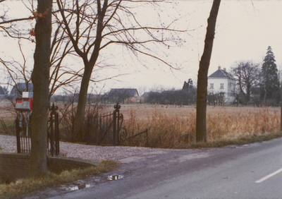 0362-1006 Akkerveld tussen Huize Kleine Hoeve (postkantoor) en Villa Vredestein. Hier zou per direct de Openbare Lagere ...