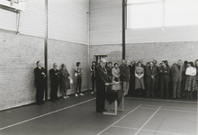 0362-1019 burgemeester Albarda houdt toespraak in de gymzaal in bijzijn van belangstellenden