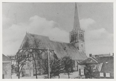 0362-1057 Zicht op N.H.-kerk + Kerkplein vanuit de Kerkstraat. Links een hoek van de N.H.-pastorie + rechts de ...