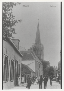 0362-1060 Spelende en fietsende kinderen op de Kerkweg. Gebouwen van l.n.r. 1. Bakkerij van Teunis Smit (1909-1916). 2. ...