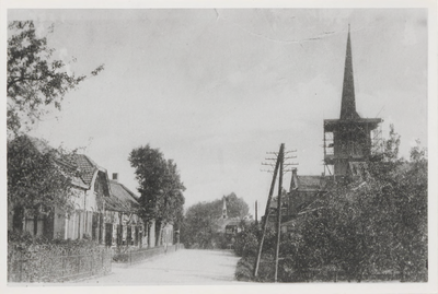 0362-1061 Kreupelstraat richting oude R.K.-kerk. Rechts de toren v.d. N.H.-kerk met daarvoor de achtergevel van hotel ...