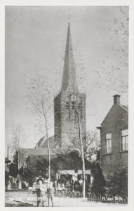 0362-1066 Poserende kinderen voor de ingang v.h. Dorpsplein. Achtergrond: N.H.-kerk. Links: Timmermanshuis Gert van ...