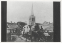 0362-1069 Boerenkar rijdt de straat op richting Dorpsplein op achtergrond. Links: schoutenhuis, Midden: N.H.-kerk en ...