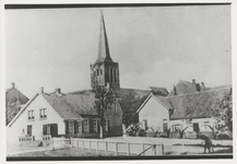 0362-1073 Kerkstraat (zuidelijke) richting Dorpsplein. Links: schoutenhuis, midden: N.H.-kerk, rechts: woonhuizen