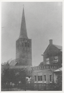 0362-1077 Boekhandel-postkantoor van N. van Wijk met op de achtergrond de woning van timmerman Gert van Rekem + de N.H.-kerk