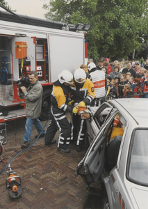 0362-1128 Brandweermannen snijden gewonden auto-ongeluk bij oefening uit de auto