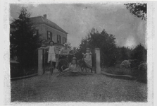 0362-1177 Meisjes met fiets bij toegangshek Huize De Kamp
