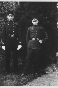 0362-1179 Twee jonge heren in w.s. politie-uniform